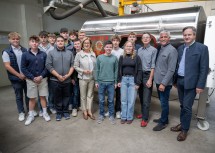 Gruppenfoto rund um Landeshauptfrau Johanna Mikl-Leitner mit Schülerinnen und Schülern der Wein- und Obstbaubauschule Krems.