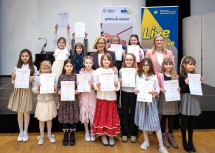 Landeshauptfrau Johanna Mikl-Leitner und (2. Reihe re.) Tamara Ofenauer-Haas, Geschäftsführerin des MKM NÖ, mit allen ausgezeichneten Solo-Sängerinnen der Altersgruppe sechs bis neun.