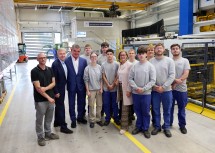 Landeshauptfrau Johanna Mikl-Leitner (6.v.r.), TSA-Geschäftsführer Robert Tencl  (2.v.l.) und der Schweizer Unternehmer und Investor Peter Spuhler (3.v.l.) mit Lehrlingen von TSA.