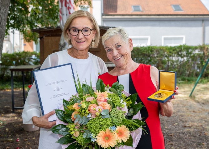 LH Mikl-Leitner überreicht Ehrenplakette des Landes Niederösterreich an Jazz Gitti