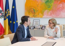 Bundesminister Christoph Wiederkehr und Landeshauptfrau Johanna Mikl-Leitner im Gespräch.