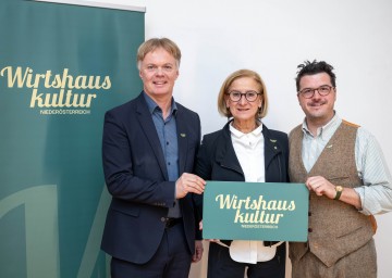 Landeshauptfrau Johanna Mikl-Leitner mit (li.) Michael Duscher, Geschäftsführer Niederösterreich Werbung, und (re.) Hartmuth Rameder, Obmann Wirtshauskultur Niederösterreich.