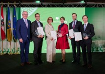 LH-Stellvertreter Stephan Pernkopf (links) und Landeshauptfrau Johanna Mikl-Leitner (3. v.l.) überreichten die Anerkennungspreise an Klaus Haslinger, Sandra Siegert, René Ployer und Benedikt Warth.