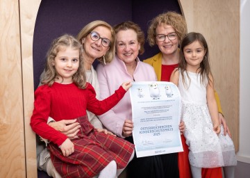 (v.l.) Livia, Landeshauptfrau Johanna Mikl-Leitner, Gabriela Peterschofsky-Orange, Familien-Landesrätin Christiane Teschl-Hofmeister und Alessia.