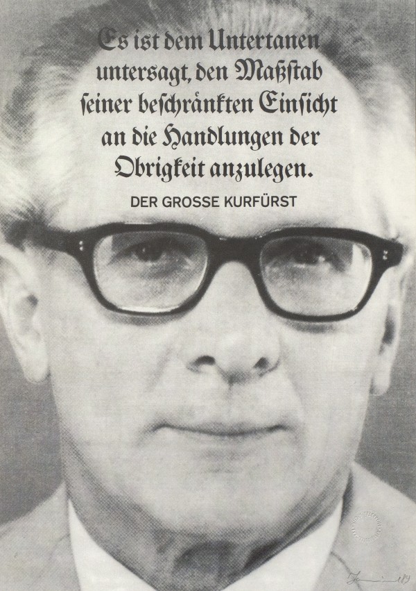 Portait von erich Honecker mit dem Spruch: Es ist dem Untertanen untersagt, den Maßstab seiner beschränkten Einsicht an die handlungen der Obrigkeit anzulegen.