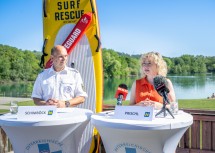 „Rund 50.000 ehrenamtliche Stunden und 997 Einsätze wurden absolviert“, so Landesrätin Eva Prischl (li.) im Zuge der Pressekonferenz mit Markus Schimböck, Präsident der Österreichischen Wasserrettung, Landesverband NÖ (re.)
