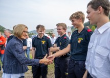 Landeshauptfrau Johanna Mikl-Leitner mit jungen Feuerwehrmännern aus Waidhofen/Ybbs.