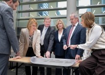 Beim Besichtigen der Pläne: Christoph Reiter-Havlicek, Abteilung Gebäude- und Liegenschaftsmanagement, Grünen-Klubobfrau Helga Krismer-Huber, Zweiter Präsident Gottfried Waldhäusl, Dritte Präsidentin Elvira Schmidt, Landtagspräsident Karl Wilfing und Neos-Fraktionsvorsitzende Indra Collini.