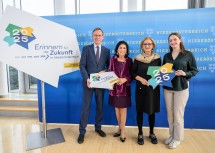 Von links nach rechts: Christian Rapp, Danielle Spera, Landeshauptfrau Johanna Mikl-Leitner und Bundesschulsprecherin Mira Langhammer. 