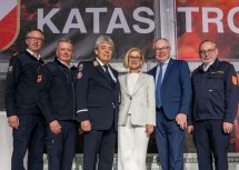 (v.l.n.r.) Stv. Landesfeuerwehrkommandant Martin Boyer, Landesfeuerwehrkommandant Dietmar Fahrafellner, Samariterbund-Präsident Hannes Sauer, Landeshauptfrau Johanna Mikl-Leitner, LH-Stellvertreter Stephan Pernkopf und Landesfeuerwehrkurat Pater Stephan Holpfer.