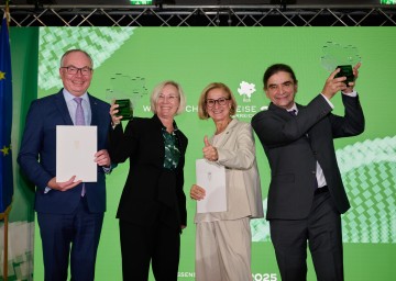 Große Freude über den Würdigungspreis hatten LH-Stellvertreter Stephan Pernkopf, Julia Mascherbauer, Landeshauptfrau Johanna Mikl-Leitner und Gerald Steiner (v.l.n.r.).
