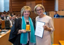 Im Bild: Landeshauptfrau Johanna Mikl-Leitner und Margit Straßhofer, ehemalige Bürgermeisterin der Marktgemeinde Pöggstall und Landesleiterin Niederösterreich des Vereins „Hilfe im eigenen Land – Katastrophenhilfe Österreich“, die das „Große Goldene Ehrenzeichen für Verdienste um das Bundesland Niederösterreich“ erhielt.