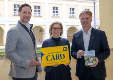 Klemens Wögerer (GF Niederösterreich-CARD), Landeshauptfrau Johanna Mikl-Leitner und Michael Duscher (GF Niederösterreich Werbung).