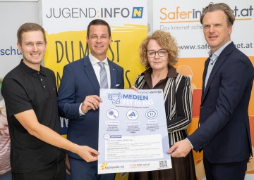 Initiative "Medienfit in Niederösterreich" startete. Im Bild: Lukas Schneider, Geschäftsführer Jugend:info NÖ, Bildungsdirektor Karl Fritthum, Bildungs-Landesrätin Christiane Teschl-Hofmeister und Bernhard Jungwirth, Geschäftsführer des österreichischen Instituts für angewandte Telekommunikation (ÖIAT) und Projektleiter von Saferinternet.at  