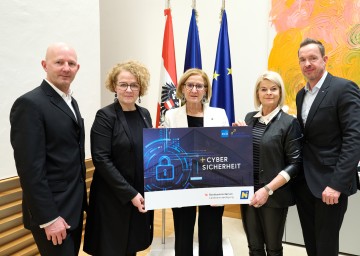 (v.l.n.r.) Haus der Digitalisierung Geschäftsführer Claus Zeppelzauer, Landesrätin Christiane Teschl-Hofmeister, Landeshauptfrau Johanna Mikl-Leitner, Bundesministerin Klaudia Tanner und Haus der Digitalisierung Geschäftsführer Lukas Reutterer.