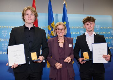 Landeshauptfrau Johanna Mikl-Leitner verlieh den Bergsteigern Nino Haidner (rechts) und Stefan-Gabriel Stanciu Rettungsmedaillen des Bundeslandes Niederösterreichs. 