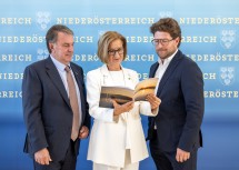 Mit der neuen “Tourismusstrategie Niederösterreich 2030+“ (v.l.n.r.): Wirtschaftskammer NÖ Präsident Wolfgang Ecker, Landeshauptfrau Johanna Mikl-Leitner und Ferdinand Schachner.