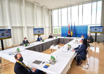 „Wirtschaft und Arbeit im Dialog“ mit Experte Peter Parycek, WKNÖ-Präsident Wolfgang Ecker, AMS-Geschäftsführer Sven Hergovich, Landesrat Jochen Danninger, Landeshauptfrau Johanna Mikl-Leitner, Landesart Martin Eichtinger, IVNÖ-Präsident Thomas Salzer und AKNÖ-Präsident Markus Wieser.