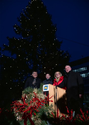 Bei der traditionellen Illuminierung des Landhaus-Christbaums im Regierungsviertel St. Pölten (v.l.n.r.): NÖ Landarbeiterkammer-Präsident Andreas Freistetter, Superintendent Michael Simmer, Landeshauptfrau Johanna Mikl-Leitner und der Abt des Stift Göttweig Patrick Schöder.