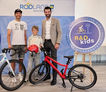 LH-Stv. Udo Landbauer (re.) mit „Radkids NÖ“-Markenbotschafter, Extremsportler und Ultracyclist Philipp Kaider, und einem begeisterten Radkid.
