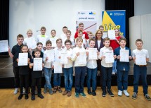 Landeshauptfrau Johanna Mikl-Leitner mit den ausgezeichneten Blechbläser-Ensembles der Altersgruppe sechs bis neun.