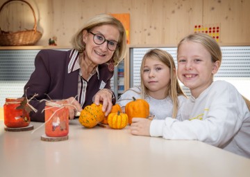 „Halloween freut die Kinder und bringt wichtige Impulse für den heimischen Handel“, so Landeshauptfrau Johanna Mikl-Leitner.