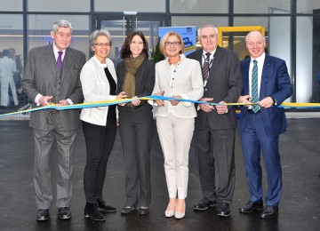 Schnitten das Band vor dem neuen Technologie- und Forschungszentrum Seibersdorf durch: AIT-Aufsichtsratsvorsitzender Hannes Androsch, Landesrätin Petra Bohuslav, Martina Schweiger, Geschäftsführerin der Seibersdorf Labor GmbH., Landeshauptfrau Johanna Mikl-Leitner, Seibersdorfs Bürgermeister Franz Ehrenhofer und ecoplus-Geschäftsführer Helmut Miernicki.