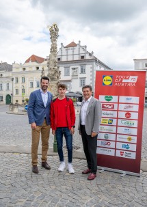 LH-Stv. und Sportlandesrat Udo Landbauer, Radprofi Alexander Hajek und Bürgermeister Harald Leopold.