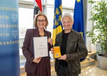 Landeshauptfrau Johanna Mikl-Leitner überreichte das „Große Ehrenzeichen für Verdienste um das Bundesland Niederösterreich“ an Sänger, Songwriter und Produzent Boris Bukowski.