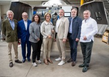 Wottle-Geschäftsführer Ulrich Kallausch, FALSTAFF-Herausgeber Wolfgang M. Rosam, Bürgermeisterin Gudrun Sperner-Habitzl, Landeshauptfrau Johanna Mikl-Leitner, Wottle-Geschäftsführer Thomas Pleli, Präsident des Österreichischen Weinbauverbandes Johannes Schmuckenschlager und Gastronom Toni Mörwald (v.l.n.r.)