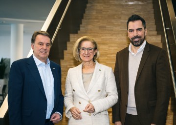 Landeshauptfrau Johanna Mikl-Leitner mit (li.) WKNÖ-Präsident Wolfgang Ecker und (re.) IV-NÖ-Präsident Kari Ochsner.