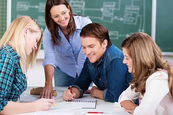 Gruppe Studenten beim gemeinsamen Lernen